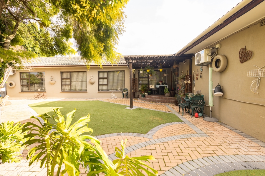5 Bedroom Property for Sale in Ferndale Western Cape